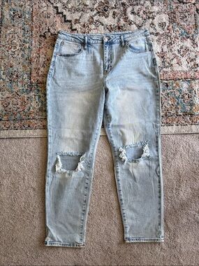 NWOT- No Boundaries Light Wash Cut Out Jeans size 15